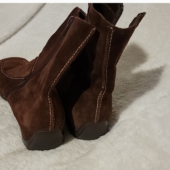 Boots - Picture 2 of 7